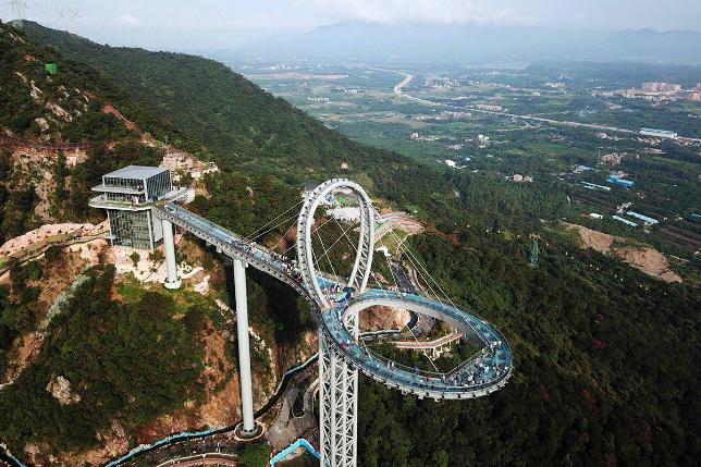 В Китае построили самый высокий и длинный одноконсольный мост с водопадом